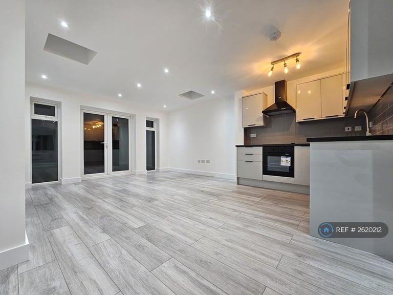 image for 4 bedroom house in Keats Close, London, SW19 (4 bed) (#2620212)