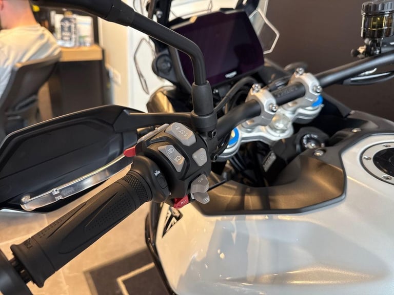 2025 Triumph Tiger 900 GT PRO STANDARD TWIN COLOUR Petrol white 6 Speed