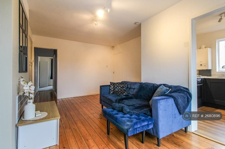 2 bedroom flat in Arundel Court, Nottingham, NG3 (2 bed) (#2680896)