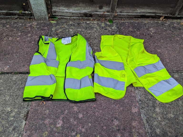 Kids Bike age 3 to 6, 15 inch wheels, 2 hi-vis vests and helmet, wide tyres, prop stand 