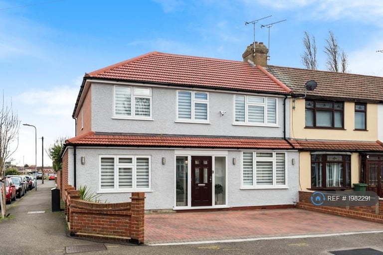 3 bedroom house in Richards Avenue, Romford, RM7 (3 bed) (#1982291)
