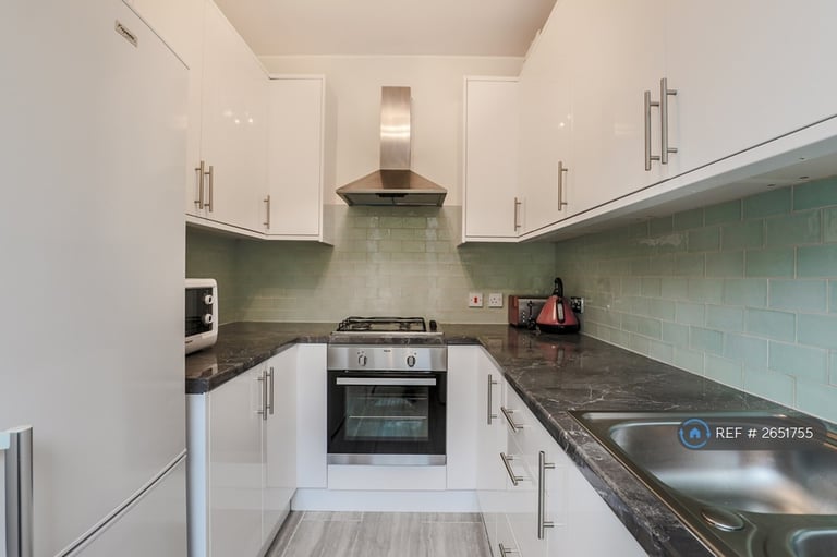 1 bedroom flat in Marigold Street, London, SE16 (1 bed) (#2651755)