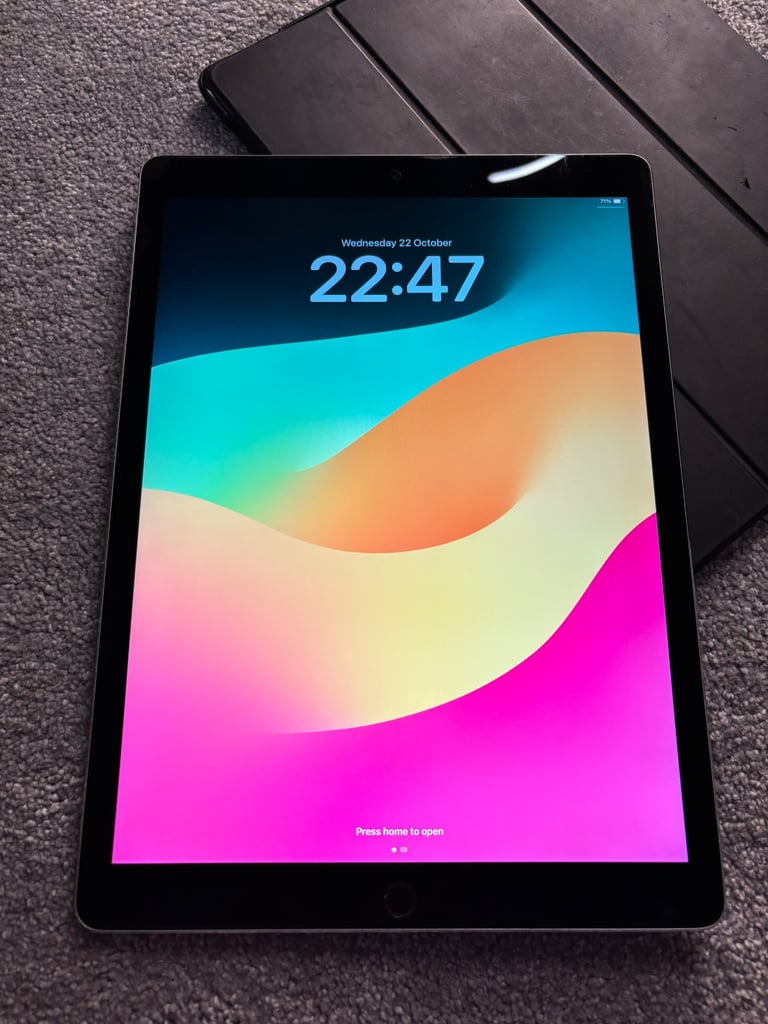 Apple iPad Pro 12.9” 256gb 2nd gen excellent condition 