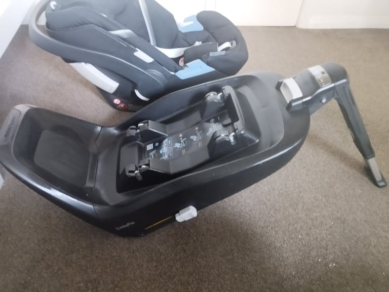 image for 2x Newborn baby seats 