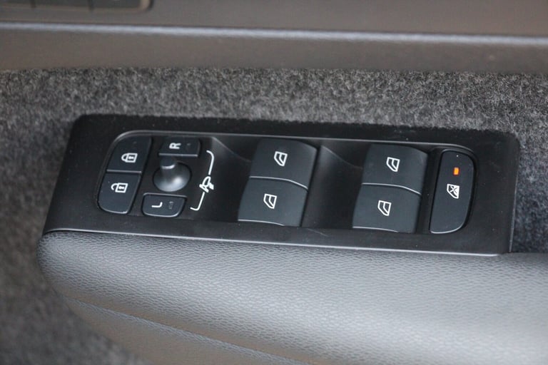 2022 Volvo XC40 T3 INSCRIPTION Estate Petrol Automatic