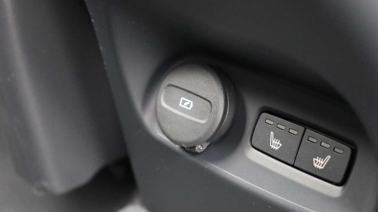  Volvo XC40 B4 (P) Ultra Bright (Sunroof, Harman Kardon, 360 Camera) Petrol/Electric Hybrid Autom...
