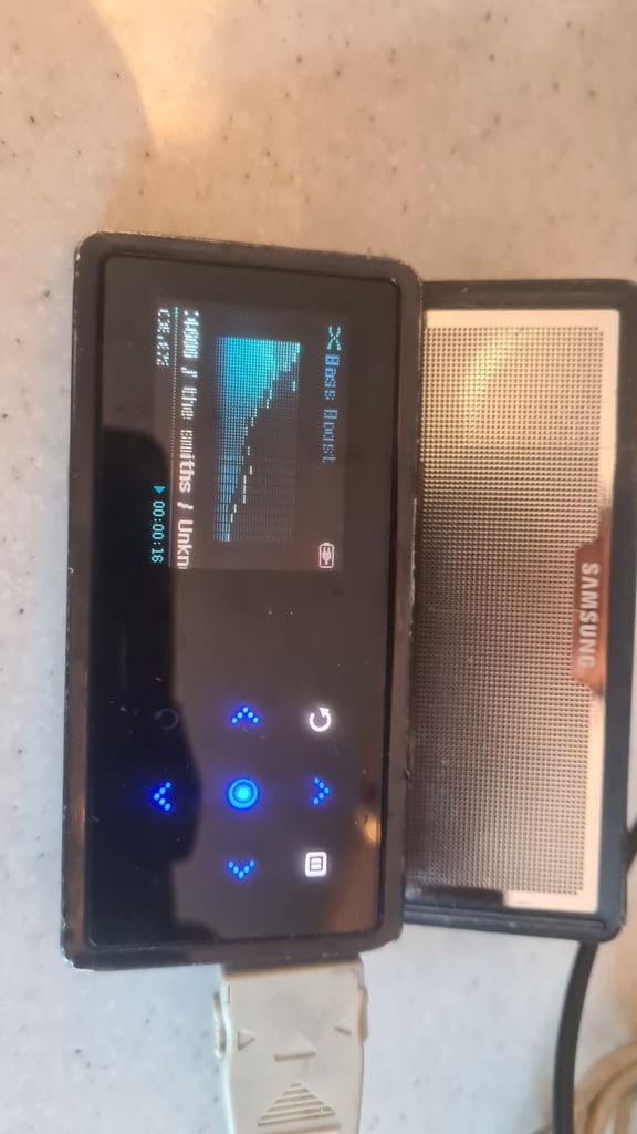 Samsung yp-k5j tilt and slide speaker 4gb mp3 player spares or repair-no sound
