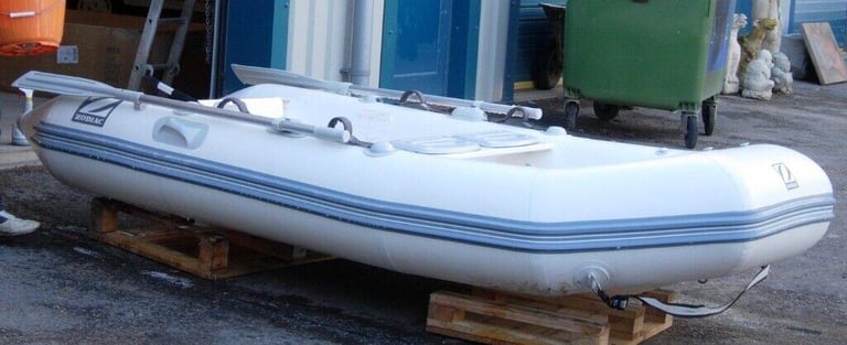 ZODIAC YACHTLINE 310 RIB & YAMAHA 15HP 2-STROKE TWIN OUTBOARD, ENGINE TROLLEY STAND, ACCESSORIES