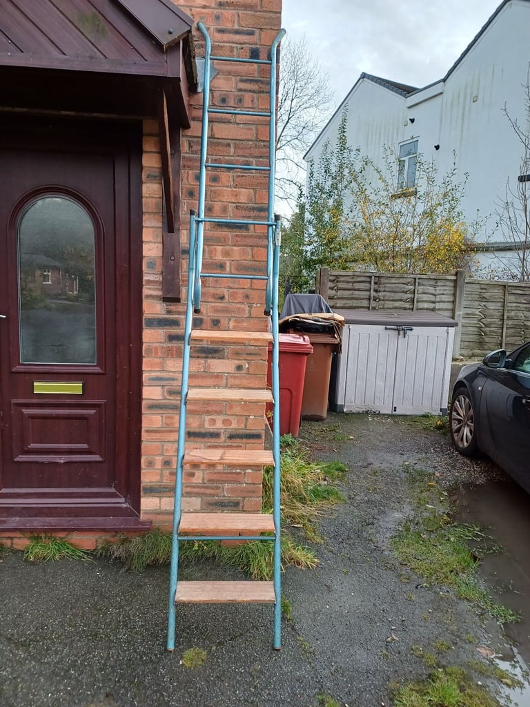 EXTENDING METAL STEP LADDER VGC £20 NO OFFERS DARWEN BB3 0DU 