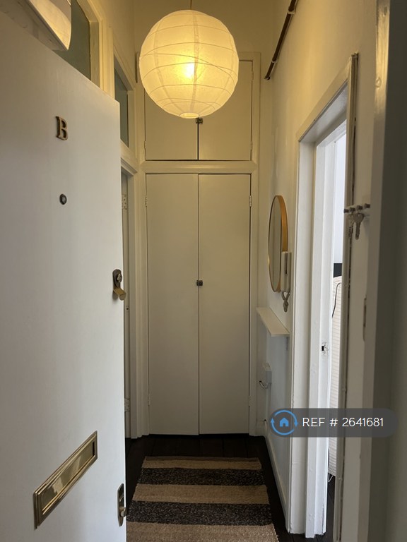 Studio flat in Oakley Square, London, NW1 (#2641681)