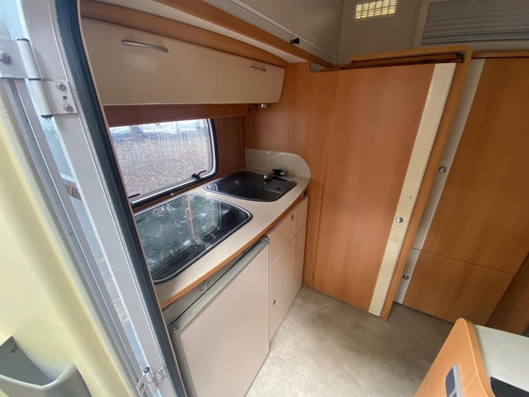 TRIGANO SILVER 310 TDL - 2015 - 2 BERTH - POP TOP - HEATING & HOT WATER - VGC 