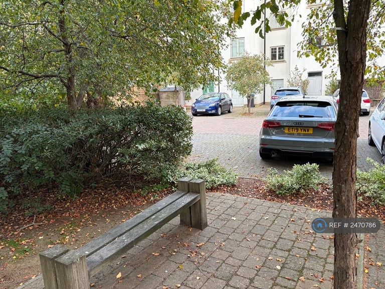 3 bedroom flat in Clickers Drive, Northampton, NN5 (3 bed) (#2470786)
