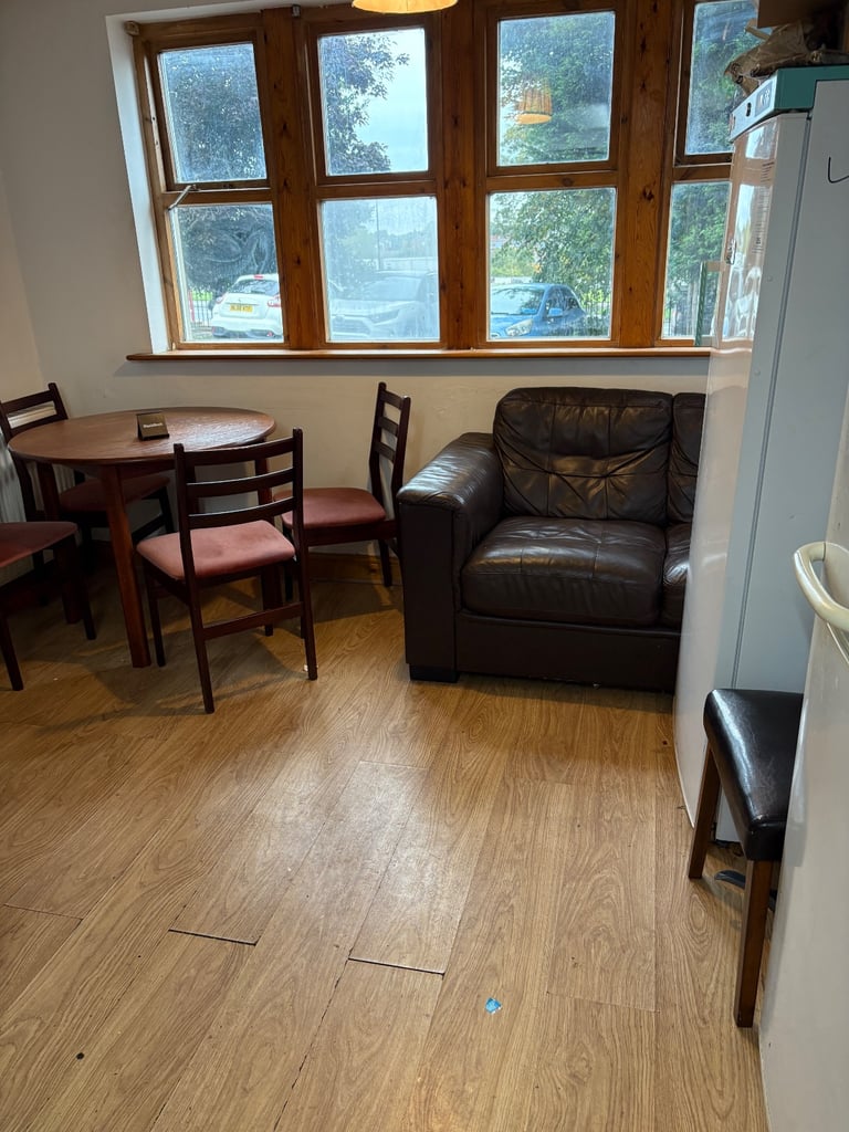 image for Room to let 
