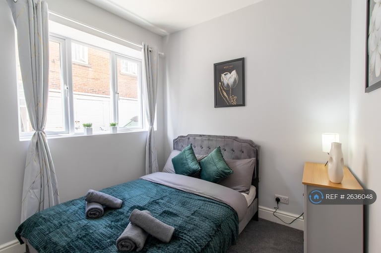 2 bedroom flat in Kingston House, Southsea, PO5 (2 bed) (#2636048)