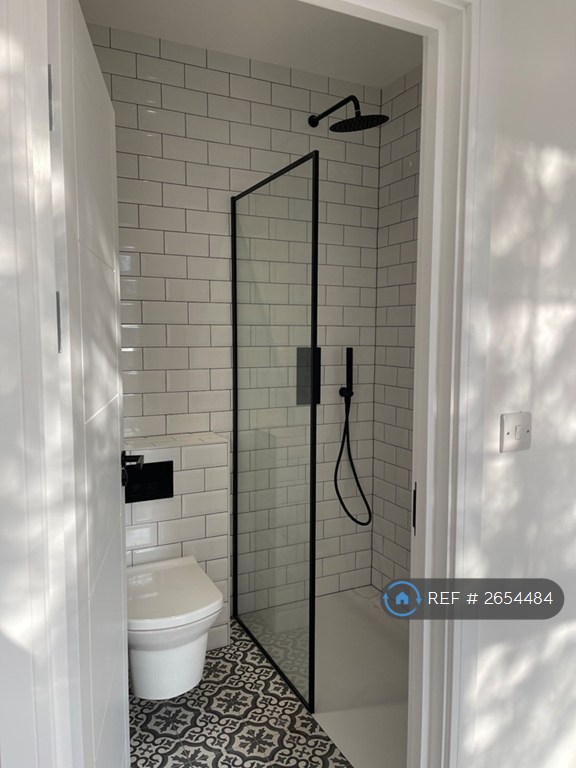 2 bedroom flat in Emanuel Avenue, London, W3 (2 bed) (#2654484)