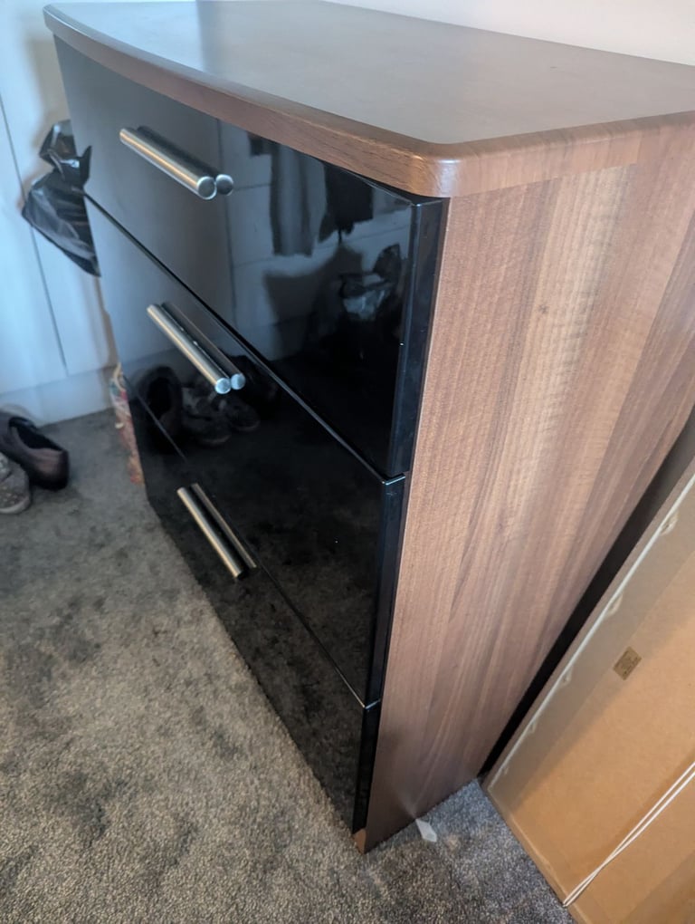 Bedroom Set Chest of Drawers and Bedside Table