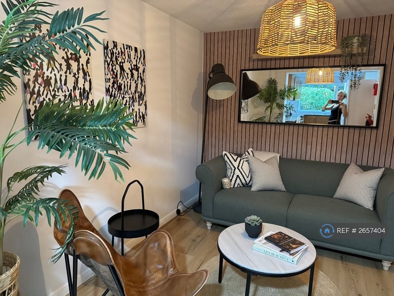 6 bedroom house in Moore Grove Crescent, Egham, TW20 (6 bed) (#2657404)