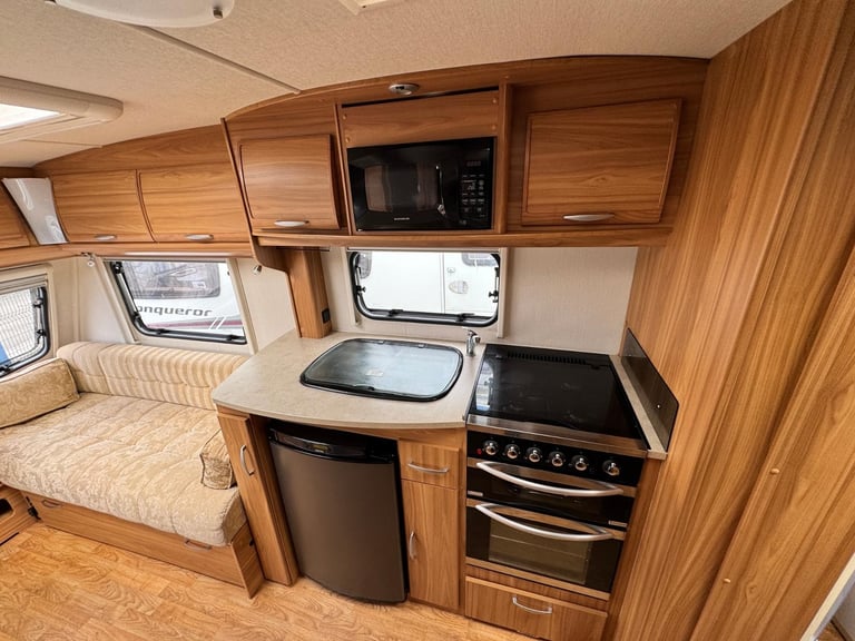 LUNAR CLUBMAN CK 2011 MODEL 2 BERTH REAR WASHROOM TOURING CARAVAN