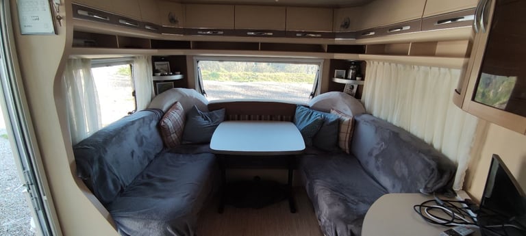 Hobby 695 VIP - Fixed Bed & Awning