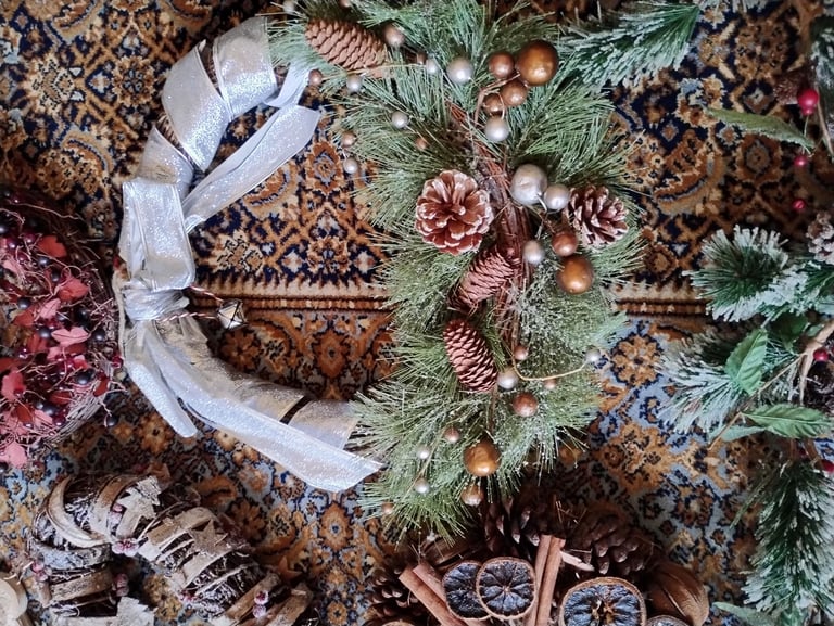 Large collection of Xmas Wreaths and Decorations 