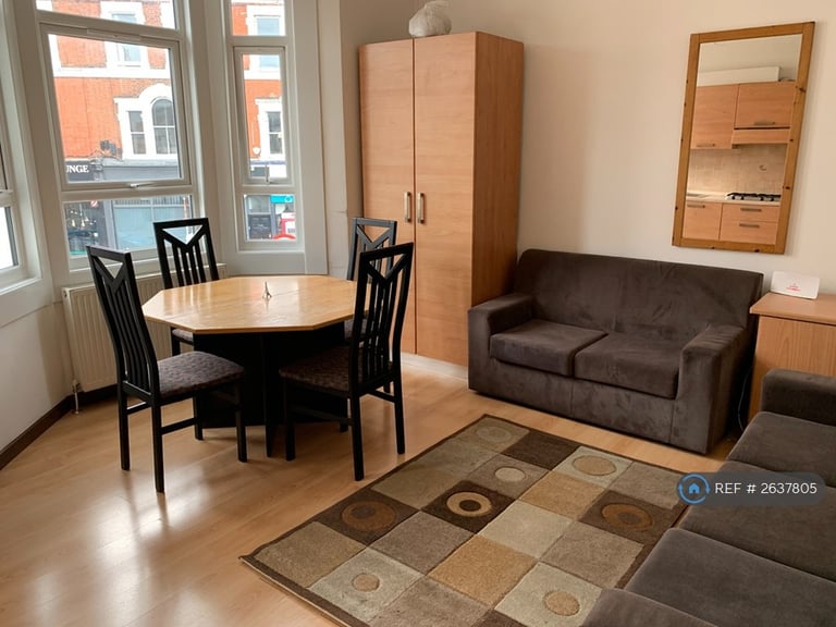 image for 3 bedroom flat in Shorrolds Road, London, SW6 (3 bed) (#2637805)