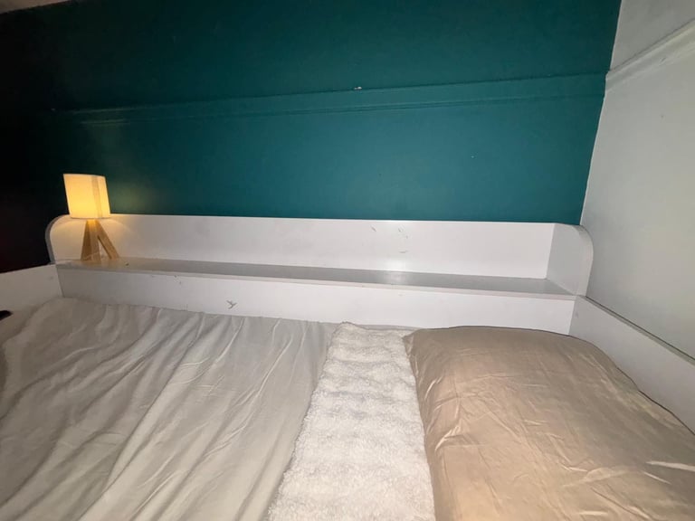 Bunkbed with shelves 