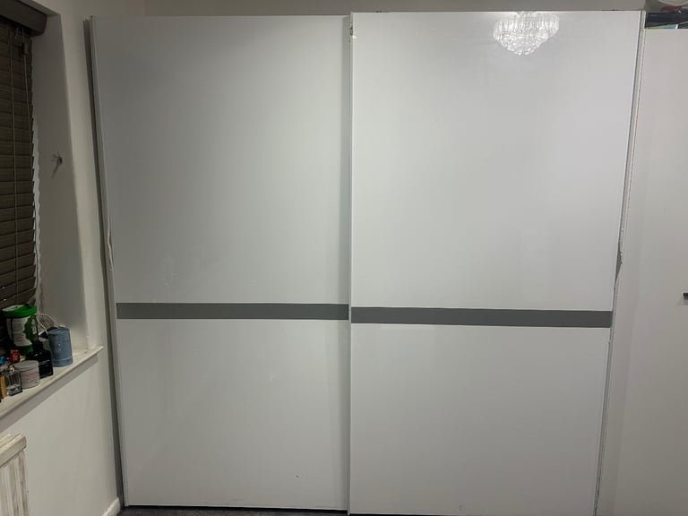 Double sliding door wardrobe 