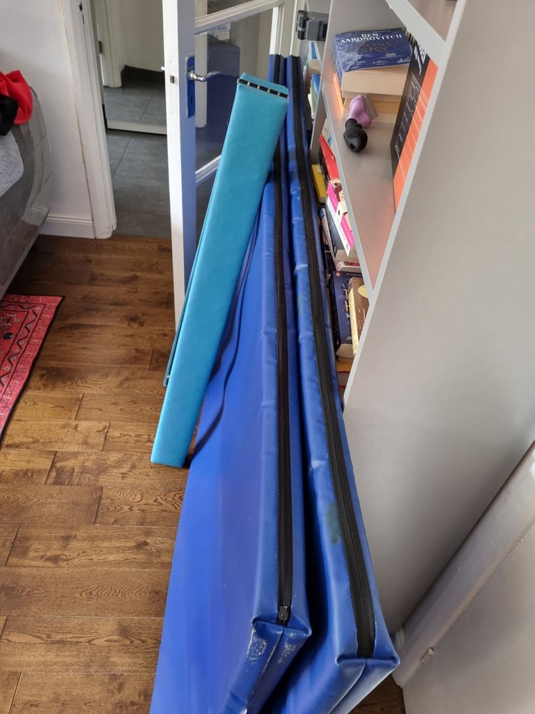2 gym crash mats and foldable beam