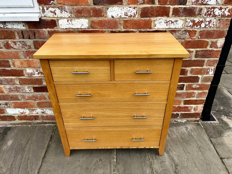 Solid Oak Chest of Drawers - Excellent Condition 