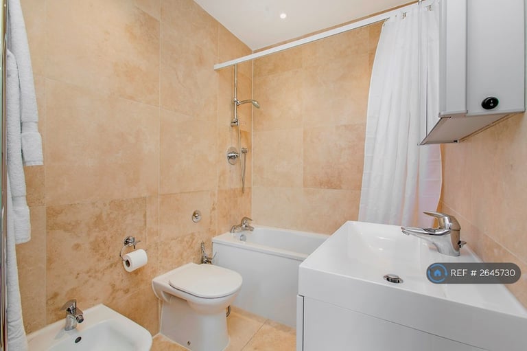 2 bedroom flat in Prince Of Wales Terrace, London, W8 (2 bed) (#2645730)