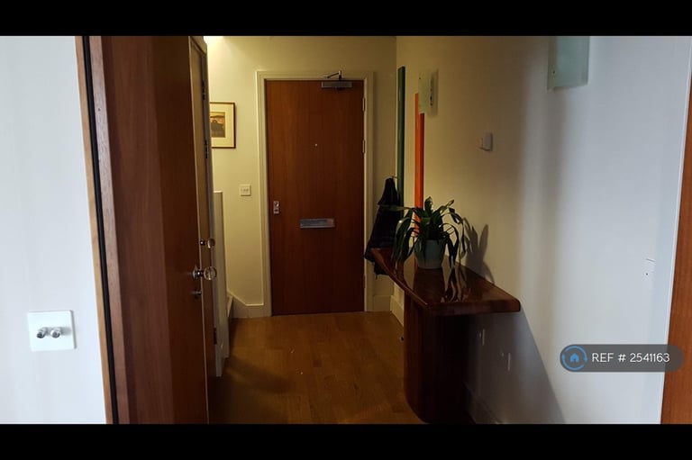 2 bedroom flat in Falcon Drive, Cardiff, CF10 (2 bed) (#2541163)