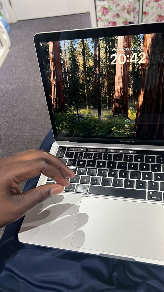 Macbook pro 2020 touchbar 8gb i5 256gb