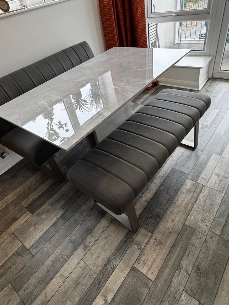Dinig table & benches 