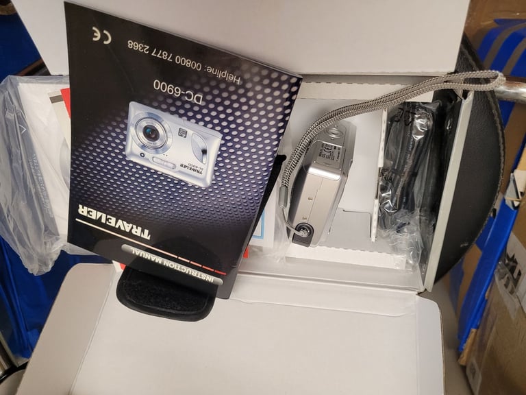 Traveler DC-6900 Digital Camera 