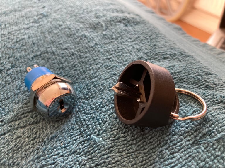 PRIDE MOBILITY SCOOTERS & OTHERS ON / OFF SWITCH LOCK WITH KEY - UK SELLER