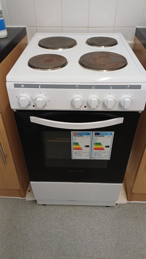 Electric cooker white almost new 