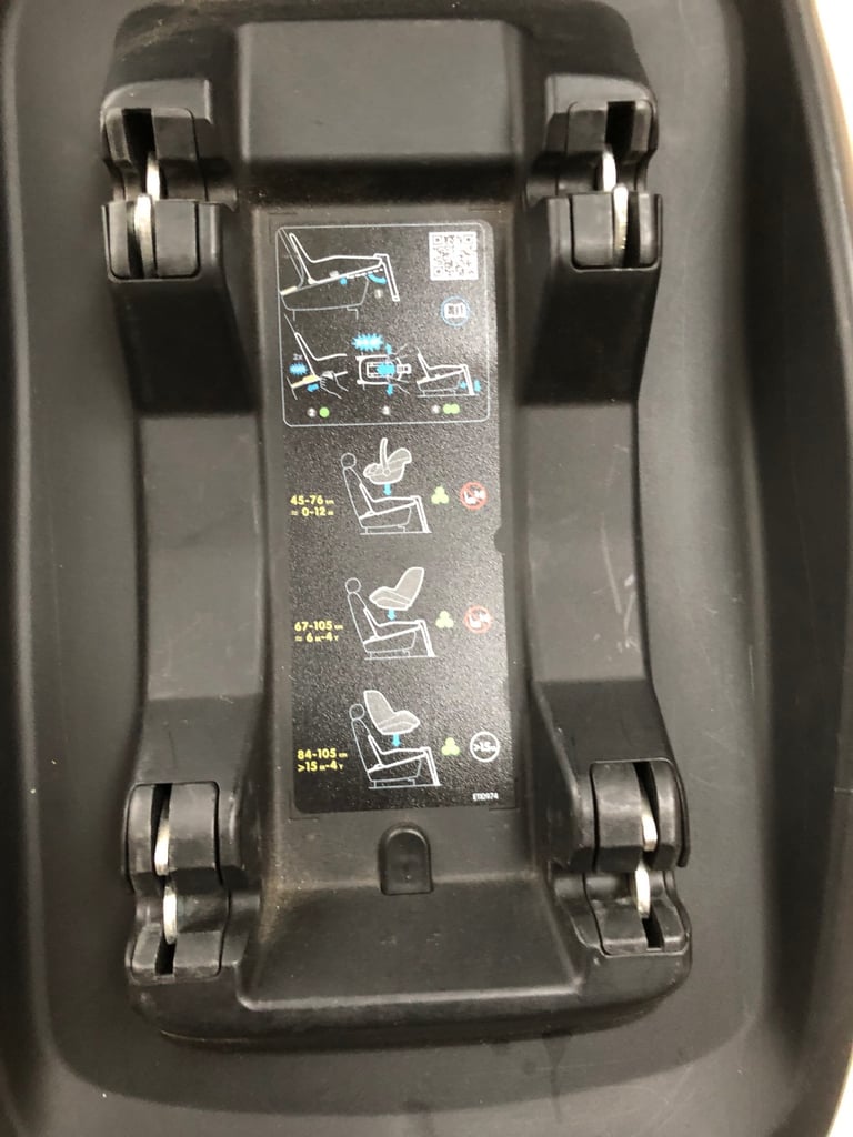 Maxi Cosi Pebble Plus Car Seat with ISO fix 2 way fix base.