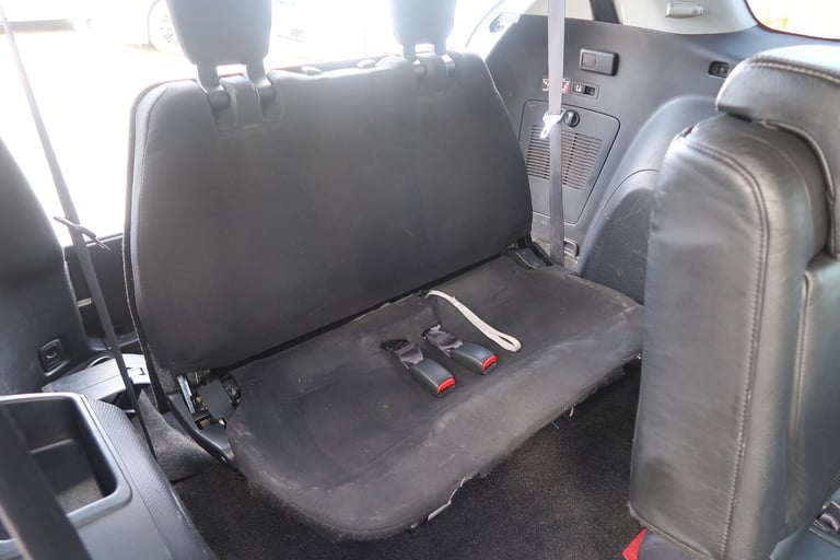 2012/12 White Mitsubishi Outlander 2.2 DI-D GX3 5dr 2WD 7 Seat