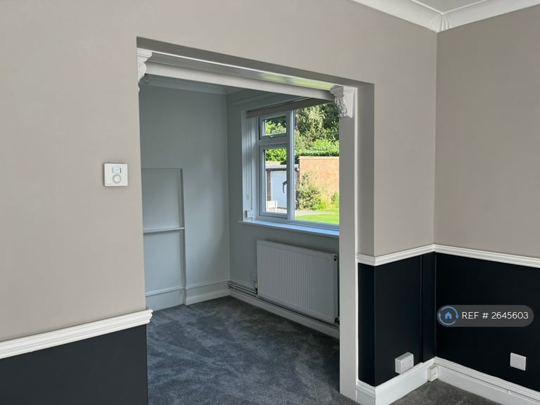 2 bedroom flat in Beacon Hill Court, Hindhead, GU26 (2 bed) (#2645603)
