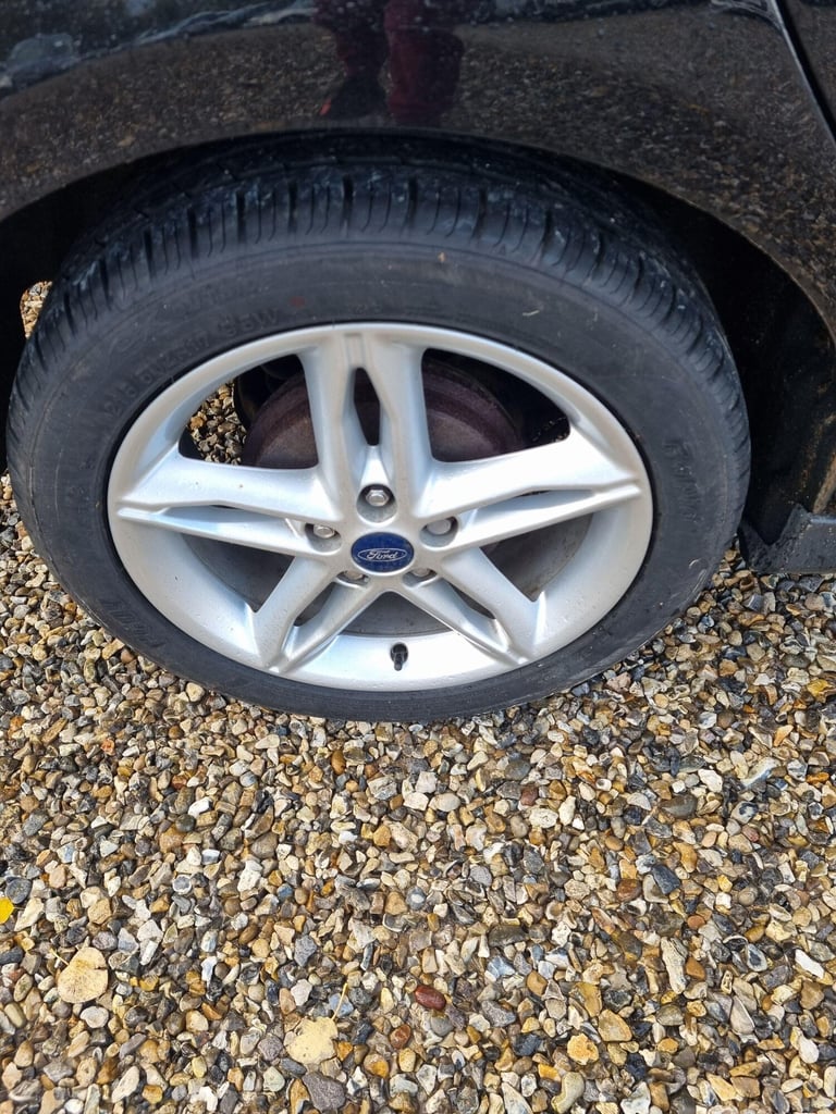 2015 Ford Focus 1.0T EcoBoost Zetec Euro 6 (s/s) 5dr HATCHBACK Petrol Manual