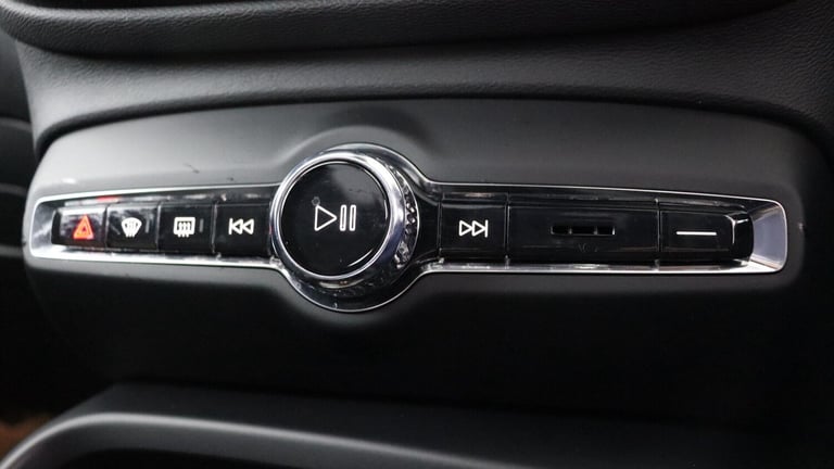 2025 Volvo XC40 B4 (P) Ultra Dark (Sunroof, Pilot Assist, 21' Alloys, BLIS) ESTATE Petrol/Electri...