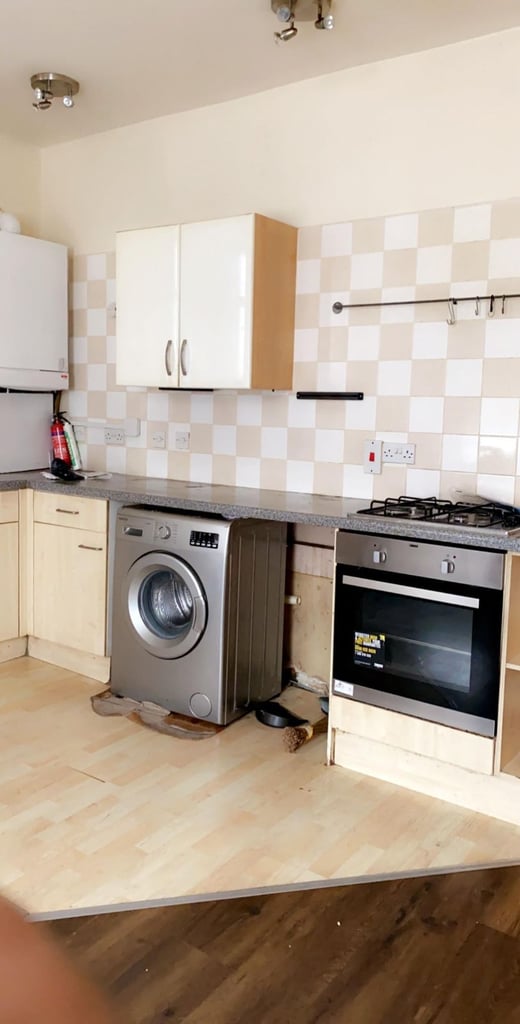 FOUR (4) BEDROOM FLAT IN WALTHAMSTOW, E17 3LL FOR JUST £1835pcm ! {AVAILABLE NOW}