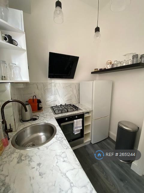 2 bedroom flat in Earls Avenue, Folkestone, CT20 (2 bed) (#2651244)