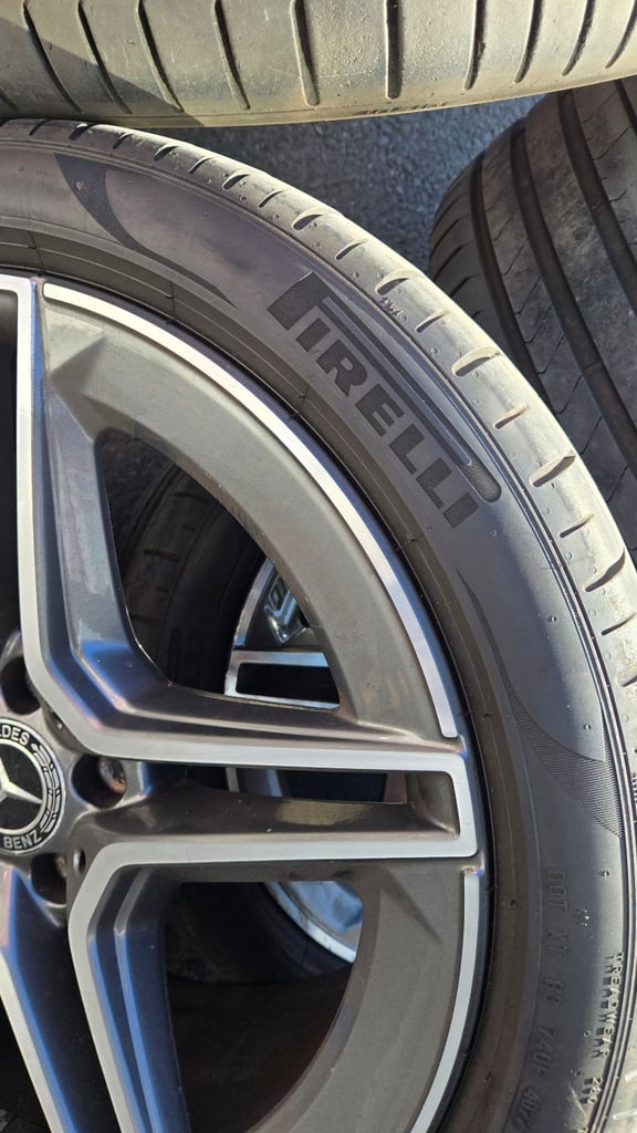 Mercedes Genuine 19 Inch 5 spoke alloy wheels and tyre