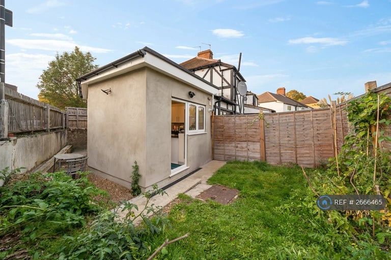 1 bedroom flat in Beckenham Hill Road, London, SE6 (1 bed) (#2666465)