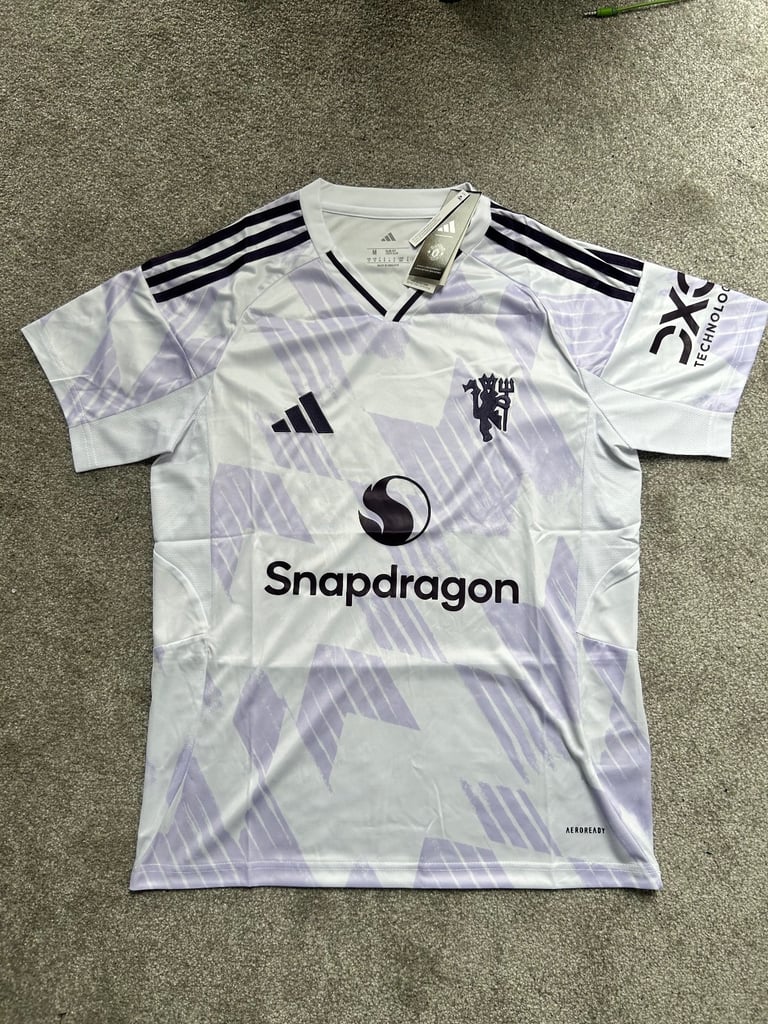 Manchester United ‘25-‘26 away shirt 