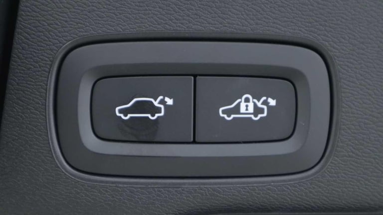 2024 Volvo XC60 2.0h T8 Recharge 18.8kWh Ultimate Dark Auto AWD Euro 6 (s/s) 5dr ESTATE Petrol/El...