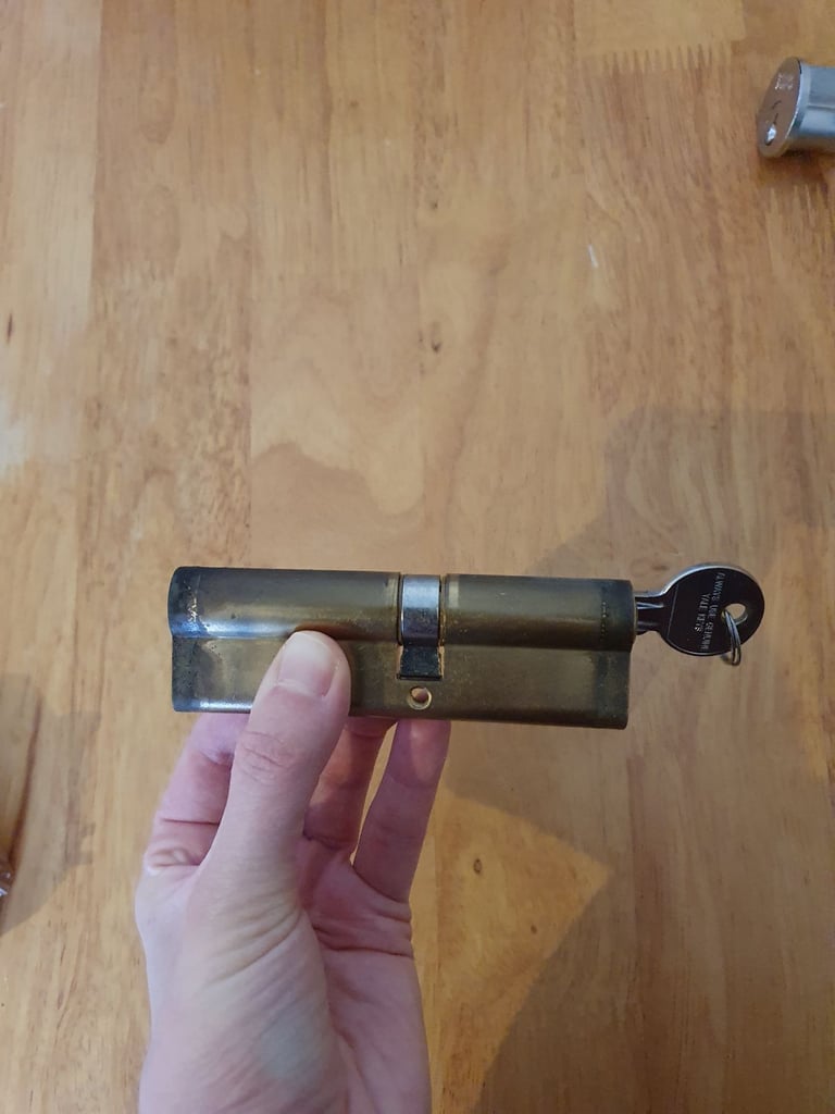 Yale lock tumbler w key
