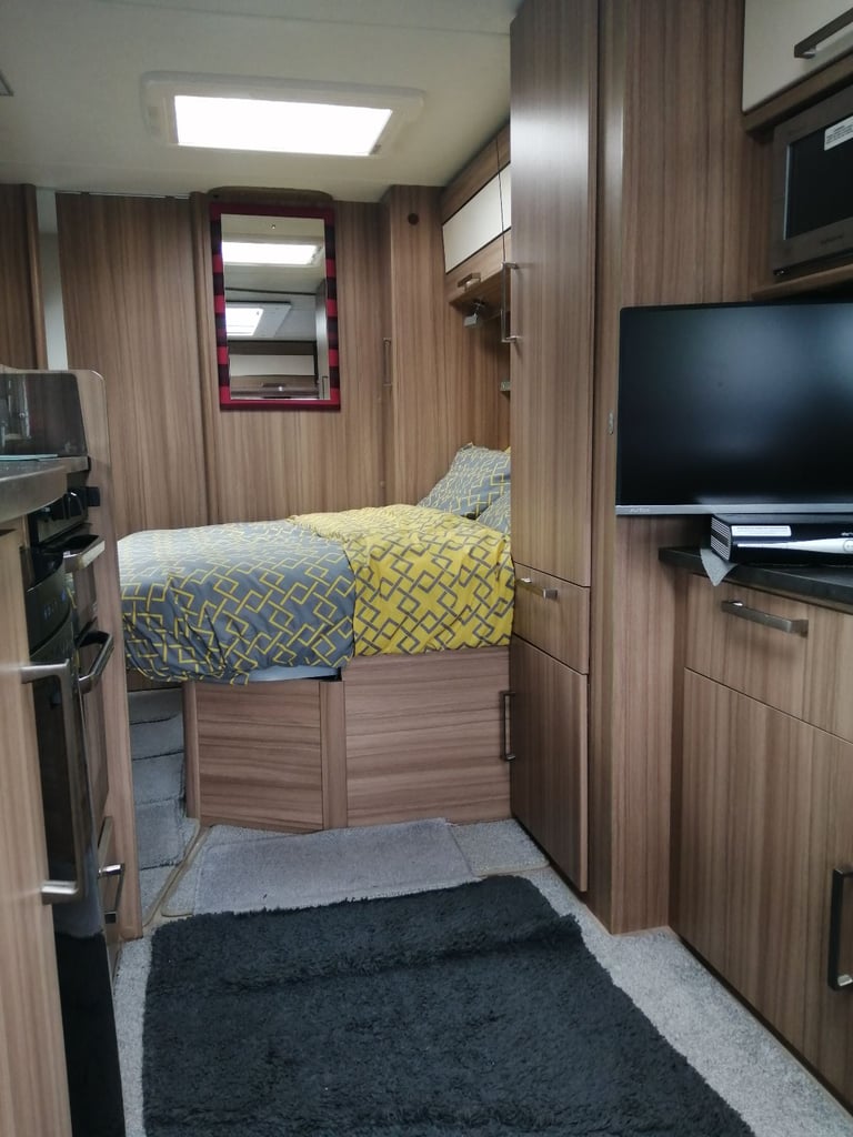 LUNAR LEXON 560 TOURING CARAVAN
