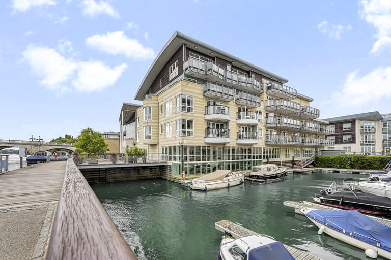 2 bedroom flat in Hampton Wick, Kingston Upon Thames, KT1